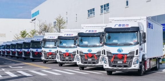 도로에 정렬된 동풍자동차그룹 수소전기 물류트럭