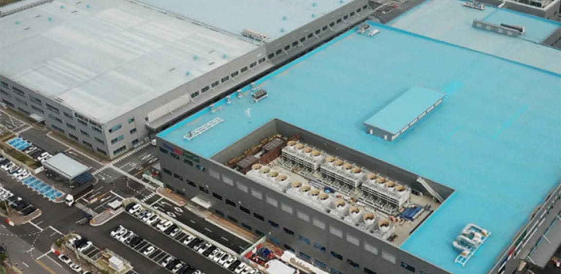충주 연료전지시스템 생산공장 전경 — 청록색 지붕의 대형 생산동이 늘어선 공장 단지 항공 사진