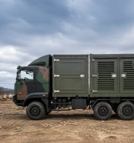 야전에 배치된 100kW 이동형 연료전지 발전기를 실은 군용 트럭