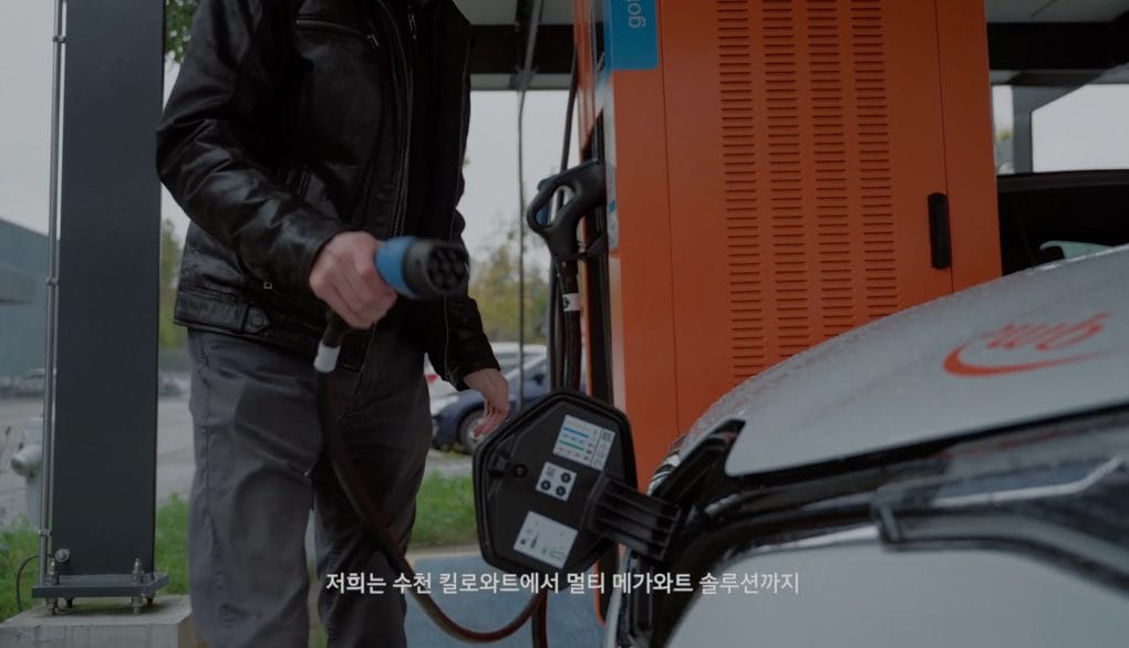 산업 차량에 수소를 충전하는 모습이 담긴 소개 영상 썸네일