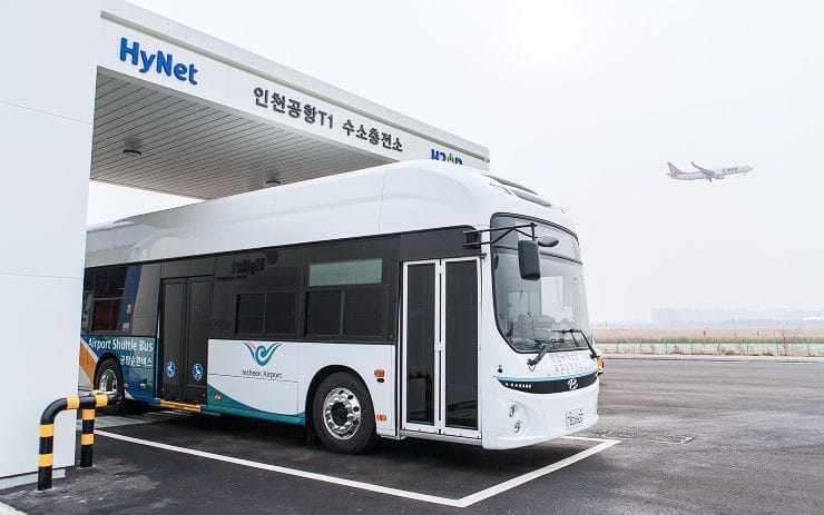 인천공항 T1 수소충전소에서 충전 중인 일렉시티 수소전기버스