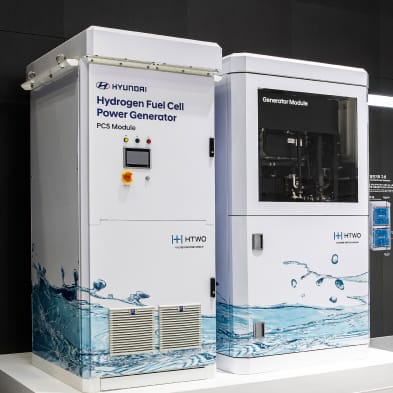 현대자동차(HTWO)의 100kW 연료전지 발전기 전시물, 상단 도어 오픈으로 내부에 탑재된 연료전지 시스템 공개