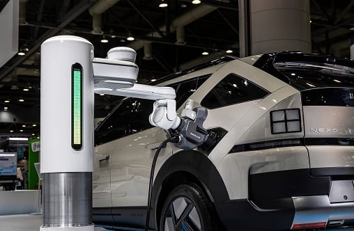 현대자동차그룹(HTWO) 로보틱스랩의 수소전기차 자동 충전 로봇(ACR-H) 시연 장면, 현대로템 수소충전기 목업에 연결된 충전 건으로 넥쏘 충전