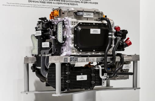 넥쏘 등 수소전기차에 탑재되는 현대자동차(HTWO)의 엔진형 수소 연료전지 시스템 실물
