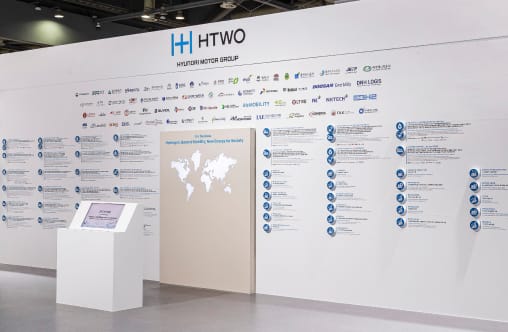 HTWO 주요 사업, 글로벌 사업거점을 소개하는 비즈니스 월 뒷면 이미지